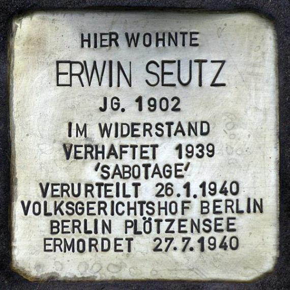 https://upload.wikimedia.org/wikipedia/commons/thumb/5/59/Stolperstein.Wedding.Transvaalstra%C3%9Fe_43.Erwin_Seutz.6372.jpg/600px-Stolperstein.Wedding.Transvaalstra%C3%9Fe_43.Erwin_Seutz.6372.jpg