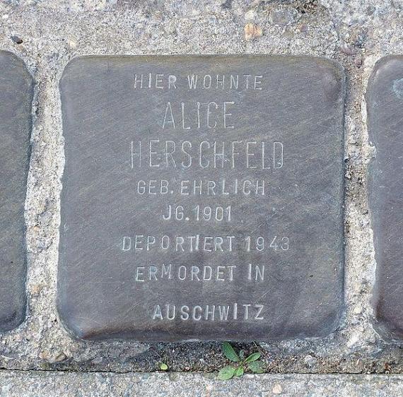 https://upload.wikimedia.org/wikipedia/commons/thumb/3/39/Stolperstein_Alice_Herschfeld.jpg/600px-Stolperstein_Alice_Herschfeld.jpg