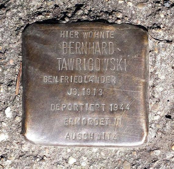 https://upload.wikimedia.org/wikipedia/commons/thumb/1/1c/Stolperstein_Bernhard_Tawrigowski.jpg/600px-Stolperstein_Bernhard_Tawrigowski.jpg