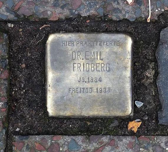 https://upload.wikimedia.org/wikipedia/commons/thumb/2/20/Stolperstein_Emil_Fridberg.jpg/600px-Stolperstein_Emil_Fridberg.jpg