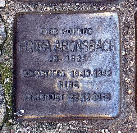 https://upload.wikimedia.org/wikipedia/commons/thumb/8/86/Stolperstein_Erika_Aronsbach.jpg/600px-Stolperstein_Erika_Aronsbach.jpg