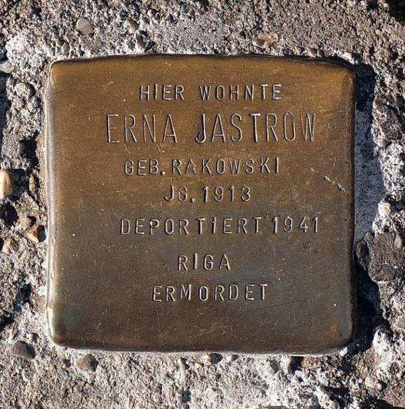 https://upload.wikimedia.org/wikipedia/commons/thumb/5/59/Stolperstein_Erna_Jastrow.jpg/600px-Stolperstein_Erna_Jastrow.jpg