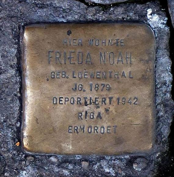 https://upload.wikimedia.org/wikipedia/commons/thumb/0/0e/Stolperstein_Frieda_Noah.jpg/600px-Stolperstein_Frieda_Noah.jpg