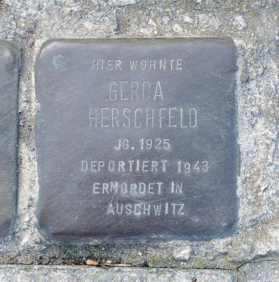 https://upload.wikimedia.org/wikipedia/commons/thumb/c/c9/Stolperstein_Gerda_Herschfeld.jpg/600px-Stolperstein_Gerda_Herschfeld.jpg