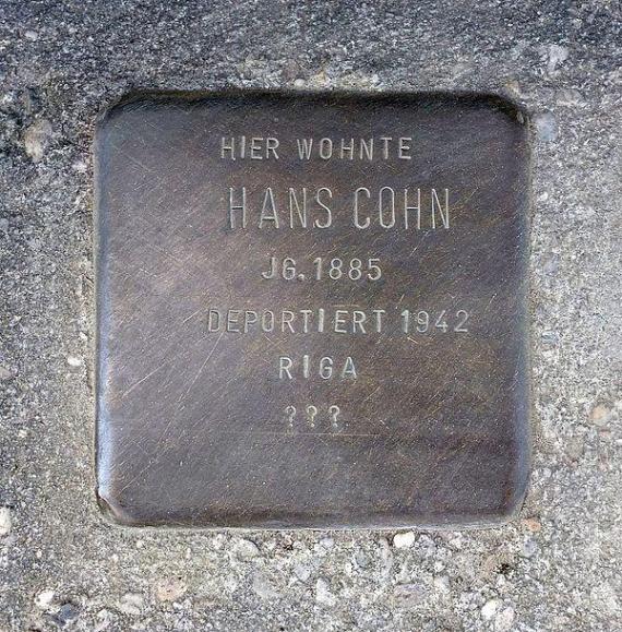 https://upload.wikimedia.org/wikipedia/commons/thumb/3/3f/Stolperstein_Hans_Cohn.jpg/600px-Stolperstein_Hans_Cohn.jpg