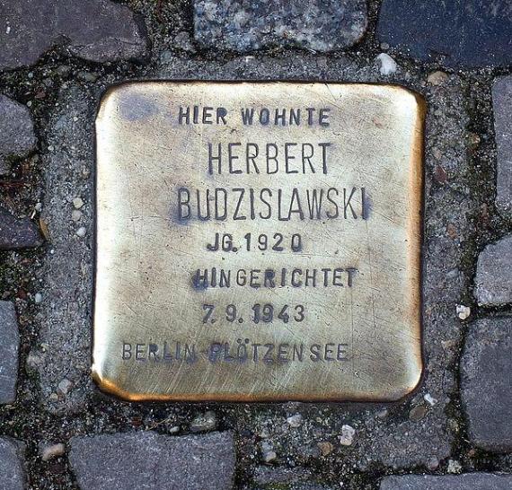 https://upload.wikimedia.org/wikipedia/commons/thumb/e/eb/Stolperstein_Herbert_Budzislawski.jpg/600px-Stolperstein_Herbert_Budzislawski.jpg