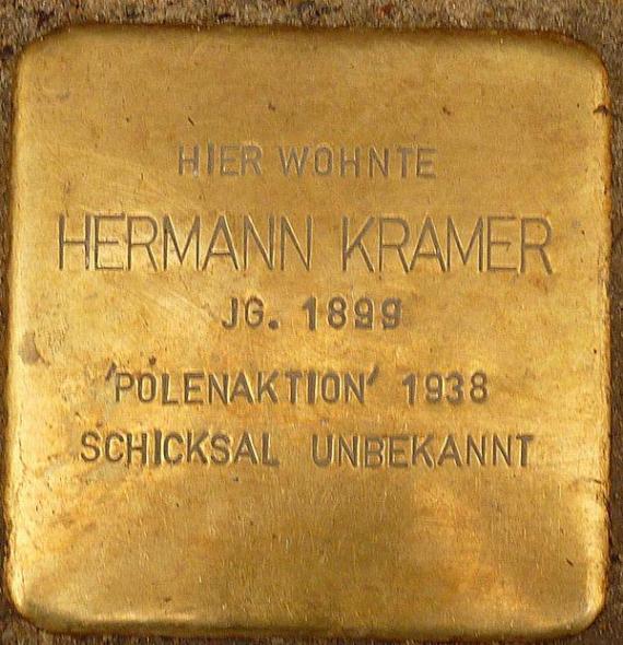 https://upload.wikimedia.org/wikipedia/commons/thumb/4/4b/Stolperstein_Hermann_Kramer.jpg/600px-Stolperstein_Hermann_Kramer.jpg