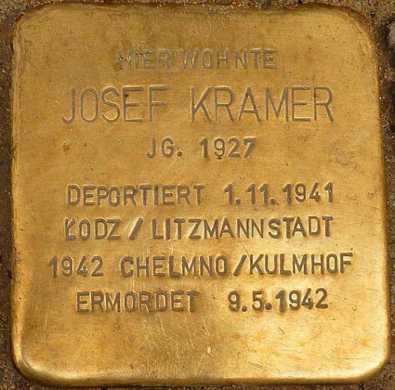 https://upload.wikimedia.org/wikipedia/commons/thumb/5/56/Stolperstein_Josef_Kramer.jpg/600px-Stolperstein_Josef_Kramer.jpg