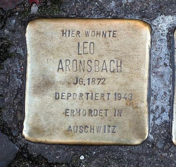 https://upload.wikimedia.org/wikipedia/commons/thumb/b/b3/Stolperstein_Leo_Aronsbach.jpg/600px-Stolperstein_Leo_Aronsbach.jpg