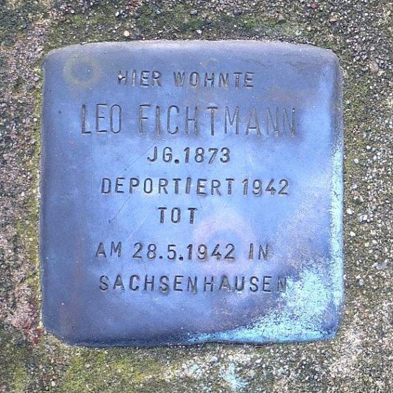 https://upload.wikimedia.org/wikipedia/commons/thumb/3/3a/Stolperstein_Leo_Fichtmann.jpg/600px-Stolperstein_Leo_Fichtmann.jpg