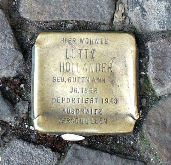 https://upload.wikimedia.org/wikipedia/commons/thumb/f/f7/Stolperstein_Lotty_Hollander.jpg/600px-Stolperstein_Lotty_Hollander.jpg