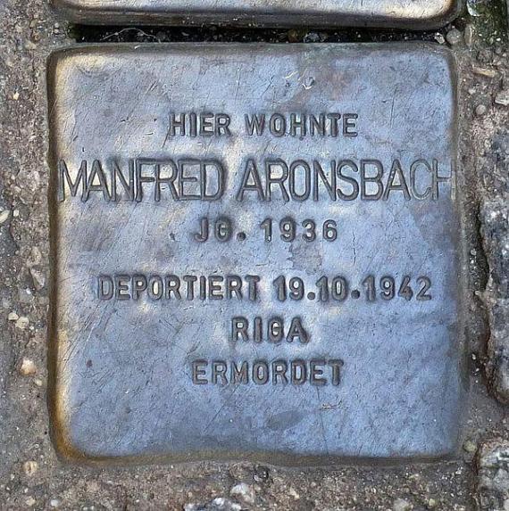 https://upload.wikimedia.org/wikipedia/commons/thumb/9/97/Stolperstein_Manfred_Aronsbach.jpg/600px-Stolperstein_Manfred_Aronsbach.jpg