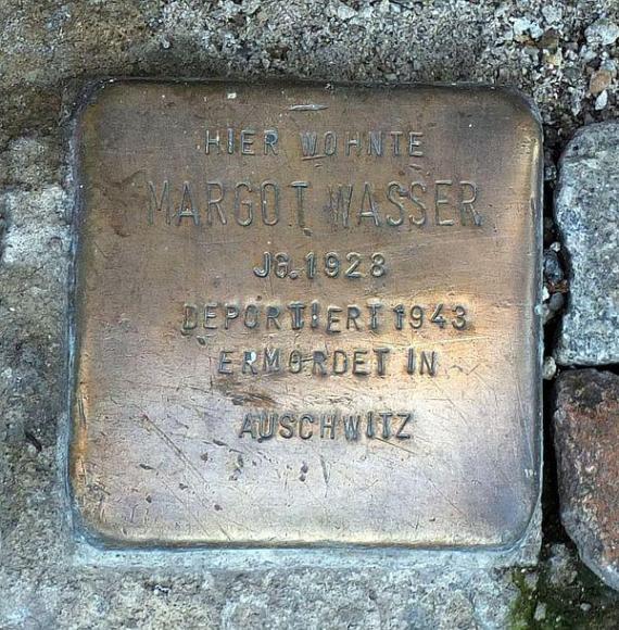 https://upload.wikimedia.org/wikipedia/commons/thumb/d/d6/Stolperstein_Margot_Wasser.jpg/600px-Stolperstein_Margot_Wasser.jpg