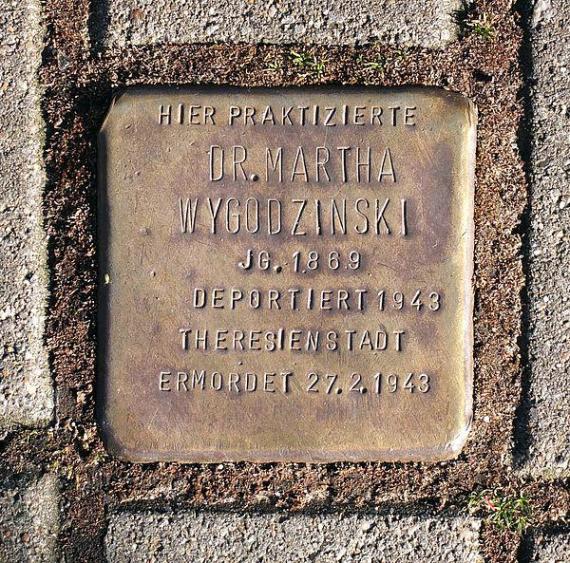 https://upload.wikimedia.org/wikipedia/commons/thumb/9/92/Stolperstein_Martha_Wygodzinski.jpg/600px-Stolperstein_Martha_Wygodzinski.jpg