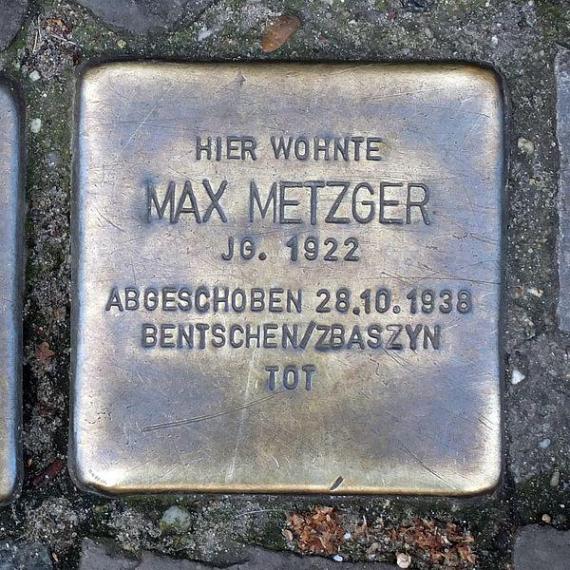 https://upload.wikimedia.org/wikipedia/commons/thumb/3/3d/Stolperstein_Max_Metzger.jpg/600px-Stolperstein_Max_Metzger.jpg