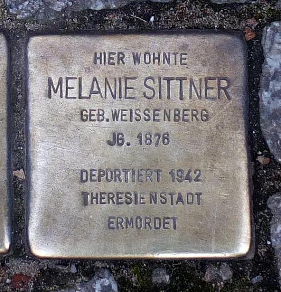 https://upload.wikimedia.org/wikipedia/commons/thumb/b/be/Stolperstein_Melanie_Sittner.jpg/600px-Stolperstein_Melanie_Sittner.jpg