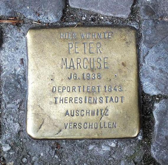 https://upload.wikimedia.org/wikipedia/commons/thumb/a/a7/Stolperstein_Peter_Marcuse.jpg/600px-Stolperstein_Peter_Marcuse.jpg