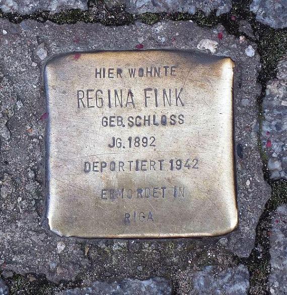 https://upload.wikimedia.org/wikipedia/commons/thumb/1/1d/Stolperstein_Regina_Fink.jpg/600px-Stolperstein_Regina_Fink.jpg