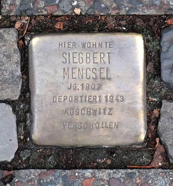 https://upload.wikimedia.org/wikipedia/commons/thumb/b/ba/Stolperstein_Siegbert_Mencsel.jpg/600px-Stolperstein_Siegbert_Mencsel.jpg