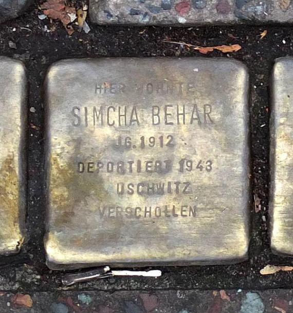 https://upload.wikimedia.org/wikipedia/commons/thumb/0/04/Stolperstein_Simcha_Behar.jpg/600px-Stolperstein_Simcha_Behar.jpg