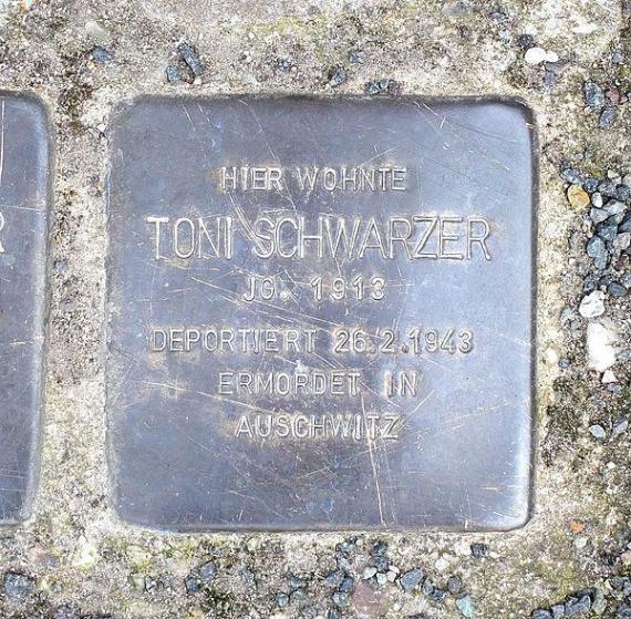 https://upload.wikimedia.org/wikipedia/commons/thumb/2/21/Stolperstein_Toni_Schwarzer.jpg/600px-Stolperstein_Toni_Schwarzer.jpg