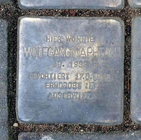 https://upload.wikimedia.org/wikipedia/commons/thumb/d/da/Stolperstein_Wolfgang_Naphtali.jpg/600px-Stolperstein_Wolfgang_Naphtali.jpg