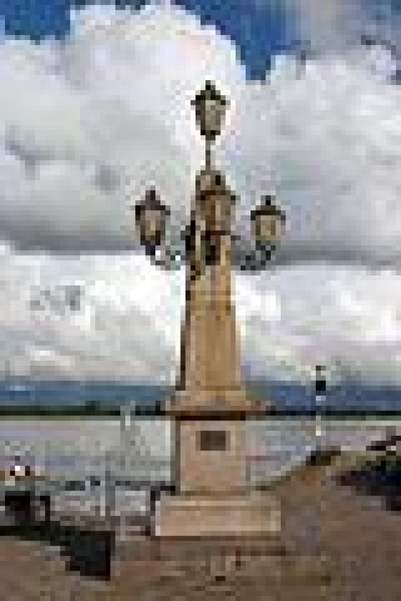 The market candelabra stands today on the inland water, near the pagoda storehouse