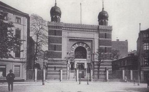 black and white picture of the former synagogue in Aachen. Square in front of the synagogue and view of the arched entrance to the magnificent building.