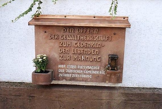 Gedenktafel für die ehemalige Synagoge (September 2004)