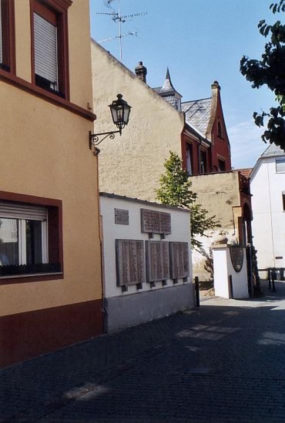 Gedenkstätte am Platz der ehemaligen Synagoge in der Augustinerstraße mit Namenstafeln der ermordeten jüdischen Einwohner Alzeys.