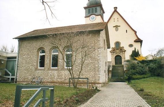 Die ehemalige Synagoge in Bechtheim unmittelbar unterhalb der evangelischen Kirche.