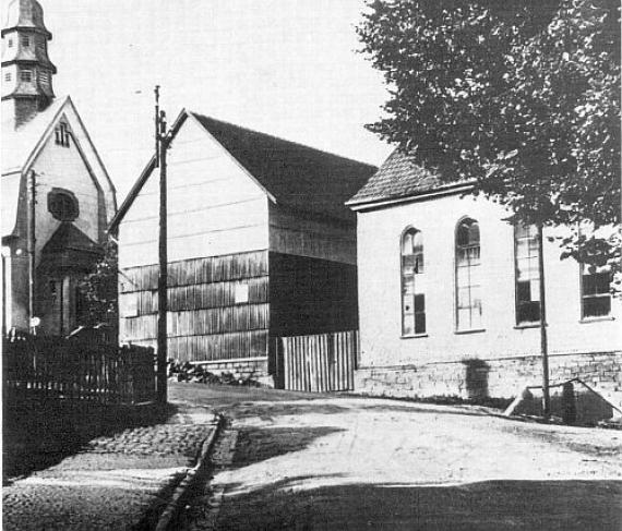 Die ehemalige Synagoge in Birstein (im Bild rechts)