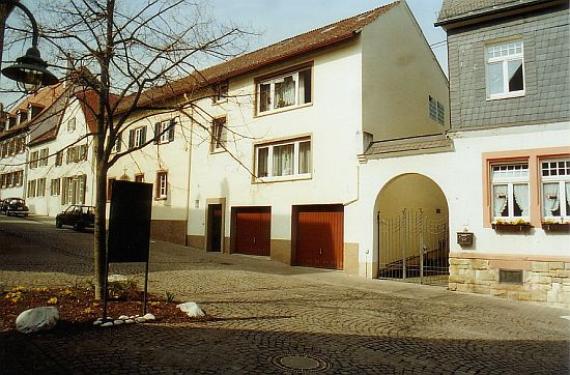 Blick auf das an der Stelle der Synagoge stehende Wohnhaus Rathausstrass 5 (Gebäude Mitte) sowie die Gedenktafel