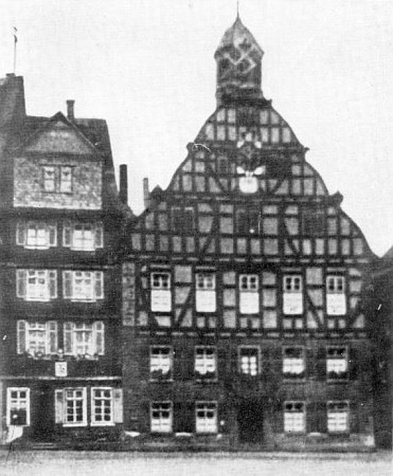 Rathaus in Butzbach (historische Aufnahme). Im 1. Stock befand sich der Betsaal der jüdischen Gemeinde ab 1848 bis 1926.