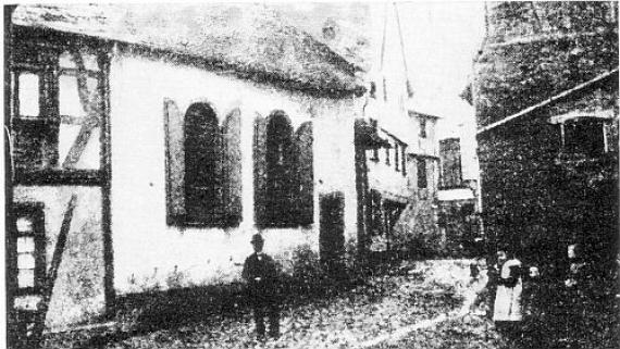 Die Synagoge wurde um 1838 aus einem ehemaligen Brauhaus umgebaut; sie hatte 41 Männer- und 24 Frauenplätze.