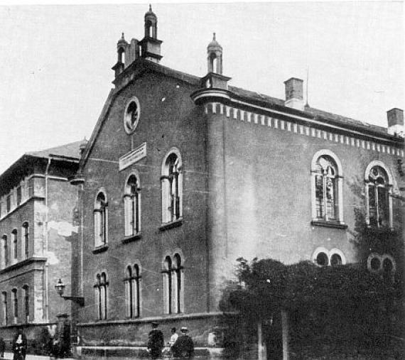 Der 1904 abgebrochene Vorgängerbau der Synagoge der israelitischen Religionsgesellschaft in der Bleichstraße. 1875 erbaut