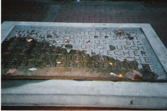 Memorial plate