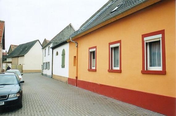 Die ehemalige Synagoge in Dolgesheim in der Schollergasse 3 (Gebäude mit Rundbogenfenster), heute Lagerhalle.