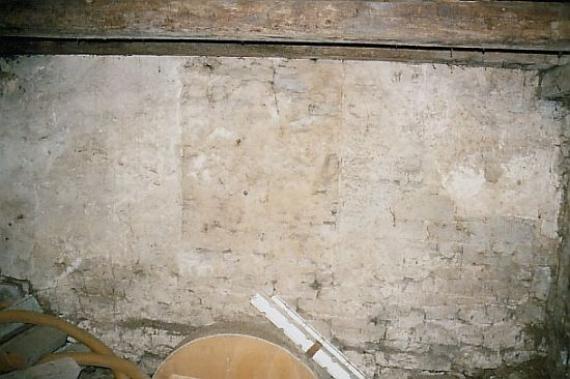 The area of the former Torah shrine in the former synagogue in Dühren - recognizable by the plaster (July 2004)