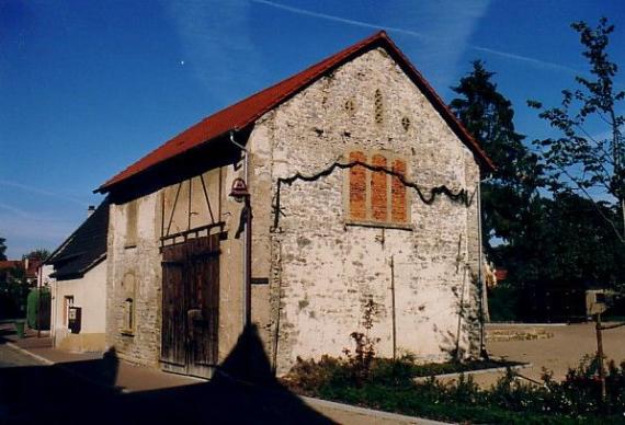 Die ehemalige Synagoge in Ehrstädt vor Beginn der Restaurierung (2003) Die ehemalige Synagoge in Ehrstädt vor Beginn der Restaurierung (2003)