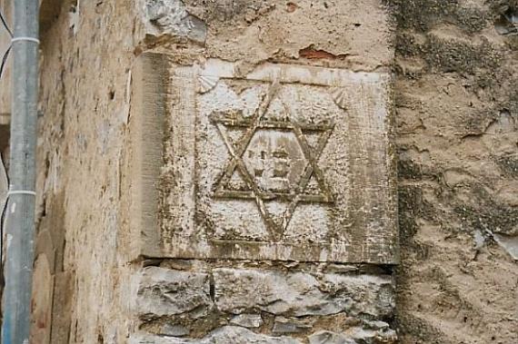 Hochzeitsstein an der ehemaligen Synagoge Ehrstädt (2004) Hochzeitsstein an der ehemaligen Synagoge Ehrstädt (2004)