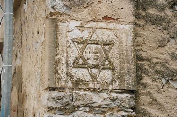 Hochzeitsstein an der ehemaligen Synagoge Ehrstädt (2004)