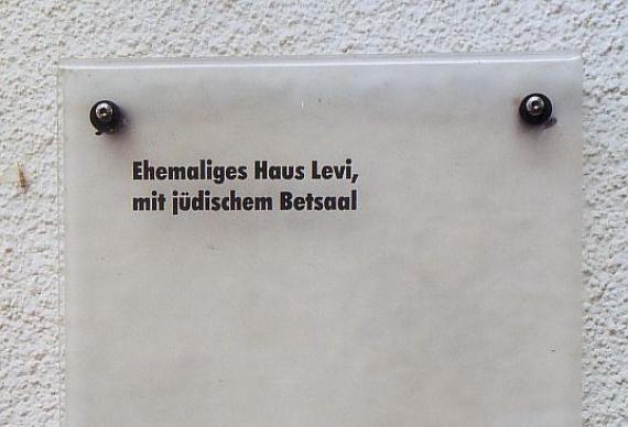 Hinweistafel am Gebäude der ehemaligen Synagoge in Erbes-Büdesheim