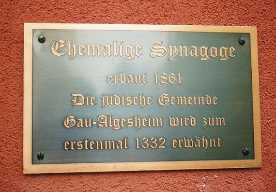 Hinweistafel am Vordergebäude zur ehemaligen Synagoge Gau-Algesheim