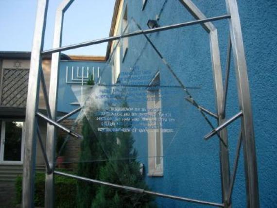 Memorial sculpture