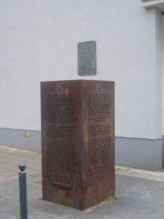 Memorial plaque and memorial