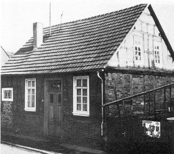 Ehemaliges Synagogengebäude in Glauberg um 1970. Nach Wegzug der letzten jüd. Einwohner im Juli 1938 wurde das Gebäude verkauft und zu einem Wohnhaus umgebaut.