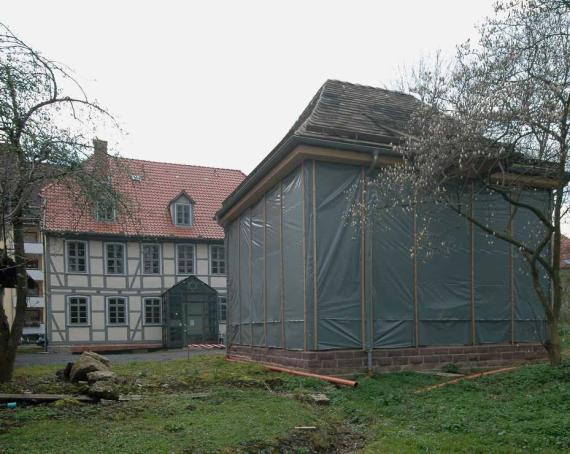 Synagogengebäude aus Bodenfelde im Bau, dahinter das Gemeindehaus (Sommer 2008)