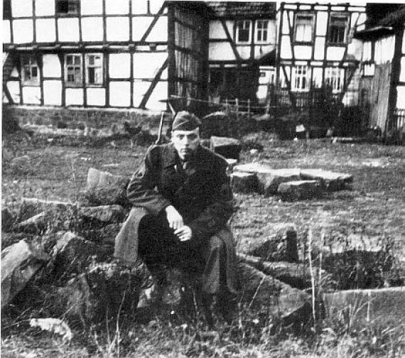 William Steinberger, born as a U.S. soldier in front of the rubble of the synagogue in Grebenau in Octoebr 1945.