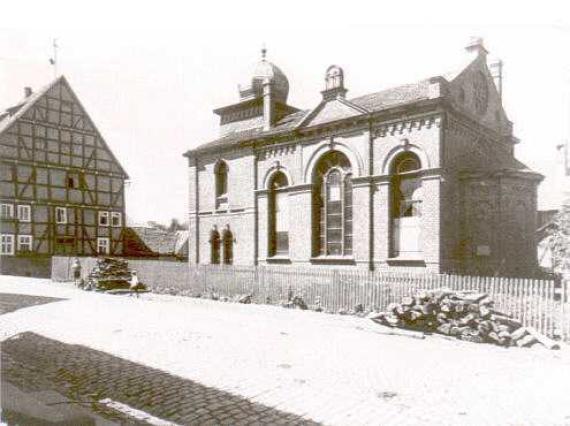 The former synagogue in Grebenstein, to the left of it the "Alte Meierei".